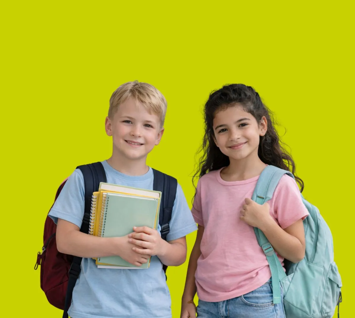 Dos chicos sonrientes con mochilas y cuadernos